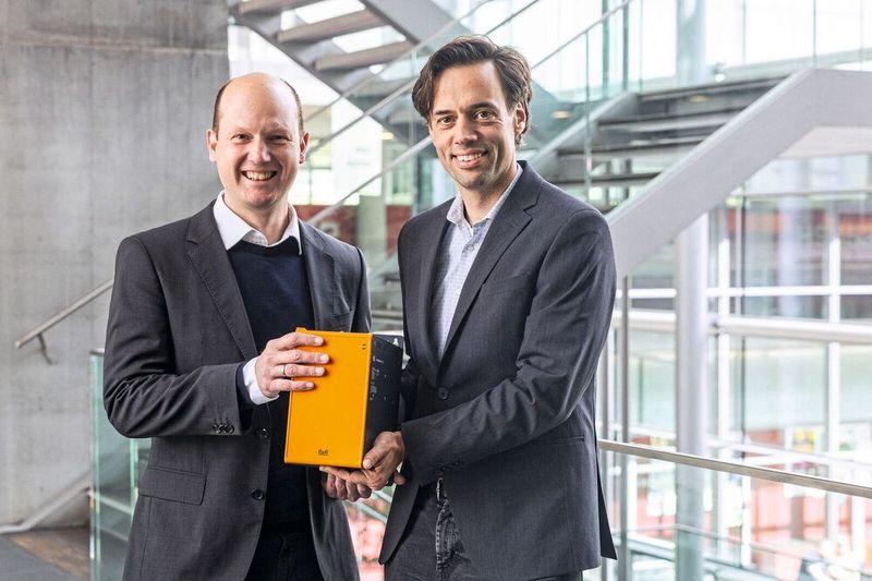 Stefan Huber (Head of Research, Salzburg University of Applied Sciences) and Martin Haidacher (Innovation Manager, B&R) together with technology from B&R(Image: B&R Industrial Electronics GmbH)