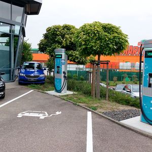 Elektromobilität spielt auch im Service für die Marken der Volkswagen-Gruppe eine wichtige Rolle. Ladesäulen gehören dazu.(Bild:  Rosenow/»kfz-betrieb«)