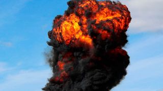 Eine Explosion in einer Chemiefabrik in einer Industriezone in Venedig verletzte am Freitag zwei Arbeiter und schickte Wolken aus schwarzem Rauch und Flammen in den Himmel. (Symbolbild) (gemeinfrei)