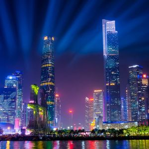 Platz 2: Im Guangzhou CTF (Chow Tai Fook) Centre (höchstes Gebäude im Bild, re.) düst man in 43 Sekunden ins 95. Stockwerk, was einer Geschwindigkeit von 20 m/s (72 km/h) entspricht.(Bild:  健太 上田 - stock.adobe.com)