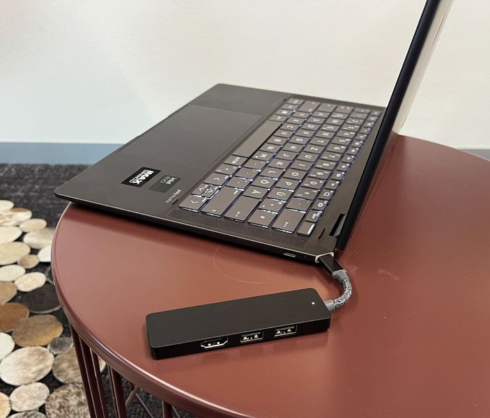 Auf der rechten Seite des Notebooks sitzen zwei Thunderbolt-4-Ports. Der kleine USB-Hub im Lieferumfang erweitert die Schnittstellen um einen HDMI-Ausgang und zusätzliche USB-Ports. (Bild: Vogel IT-Medien)