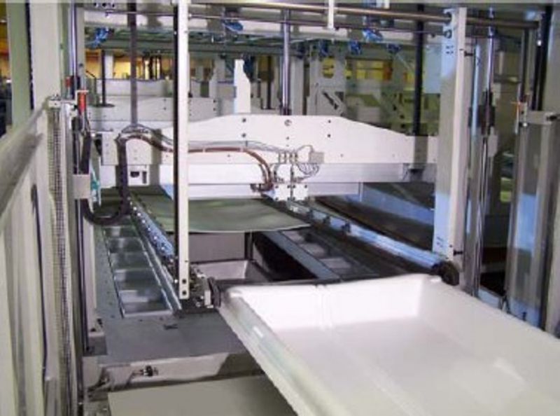 Auslaufseite der Maschine. Zeitgleich werden die vorgeheizte Platte in und das fertige Ziehteil aus der Maschine transportiert. (Archiv: Vogel Business Media)