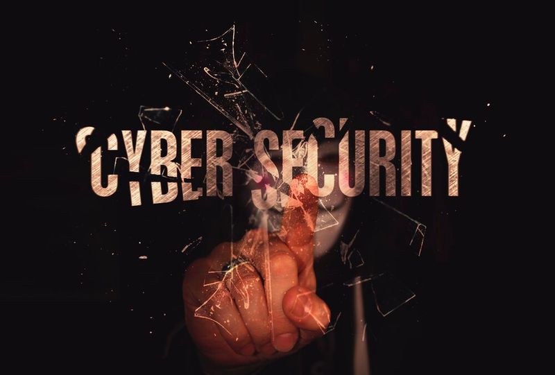 Mit Log4Shell haben Angreifer Möglichkeiten, Systeme zu infiltrieren, Hintertüren und Remotezugänge einzubauen und Daten zu manipulieren.