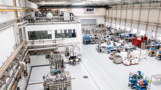 Les marchés pharmaceutiques, cosmétiques et biotechnologiques sont extrêmement règlementés (Pharmacopée Européenne, BPF UE 2022…). À ce titre, l’innovation est complexe vis-à-vis des autorités, mais surtout pour les industriels, en vertu du principe de précaution.  (Source : BWT Pharma)