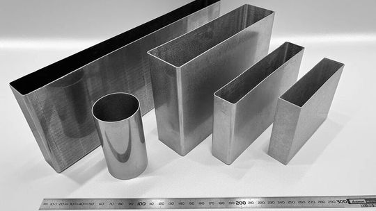 Die Formnext 2025 nahm das Fraunhofer IGCV aus Augsburg zum Anlass, zu zeigen, wie das Verfahren Pulverbettfusion (PBF) die Batteriezellenentwicklung beschleunigen und günstiger machen kann.(Bild:  Fraunhofer IGCV)