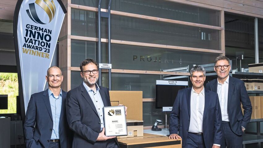 Gemeinsam mit IGZ-Geschäftsführer Johann Zrenner (r.) freut sich das Gewinnerteam der Innovations-Fachabteilung über die Auszeichnung des Pack-Assistenz-Systems „HAWK2“ mit dem German Innovation Award. (Bild: IGZ)