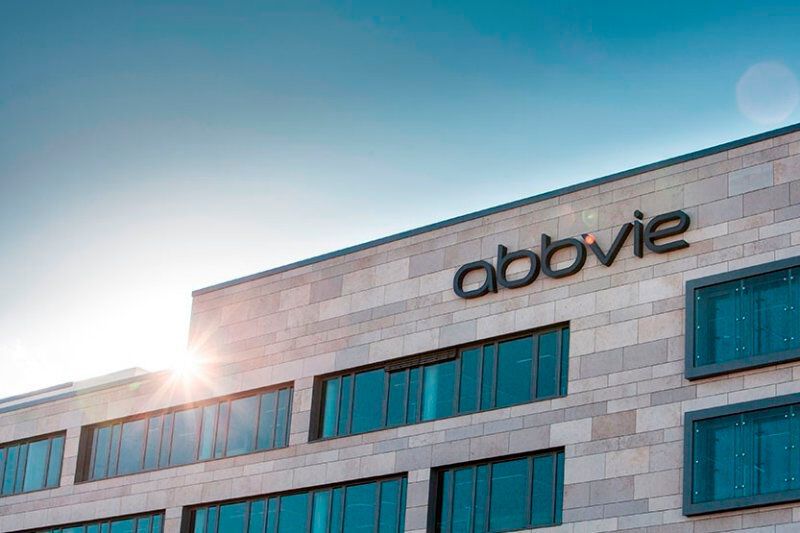 Nummer 9: Abbvie erzielt 19,0 Punkte und belegt damit Platz 9. Besonders gut gefällt den Autoren der Reparts die warme Bildsprache, die das Sterile und oft Technische eines Pharma-Konzerns verblassen lässt. So präsentiert sich das Biotech-Unternehmen als sympathischen und fürsorglichen Arbeitgeber. Als Schwachstellen der Karriereseite wertet der Report, das die Mitarbeitenden nicht zu Wort kommen und dass die geschriebene Sprache emotionaler sein könnte. (Bild: Abbvie)
