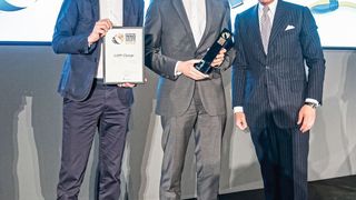 Sven von Boetticher, Inhaber von ID AID, und Lapp-CEO Matthias Lapp nehmen den German Innovation Award der Kategorie Transportation von Andrej Kupetz, Hauptgeschäftsführer des Rat für Formgebung, entgegen (v.l.n.r.).  (Lapp)