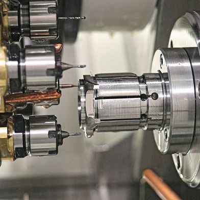 Mehr fräsen als drehen – dazu ist der 15-fach-Revolver der Biglia B 620YS mit über 30 Werkzeugen bestückt. Highlight sind die Vierfachhalter, deren angetriebene Werkzeuge für hochpräzise Bohr- und Fräsbearbeitungen sorgen. (Bild: teamtec)