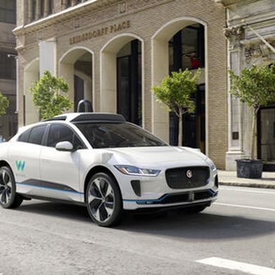 Waymo nutzt unter anderem umgebaute Jaguar I-Pace für seine Fahrzeugflotte. Künftig könnten Modelle von Toyota hinzukommen. (Bild: Waymo)