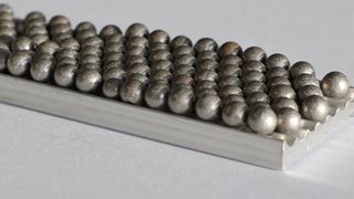 Partikelgefüllte Hohlkugeln auf schäumbarem Aluminium. (Bild: Fraunhofer IWU)