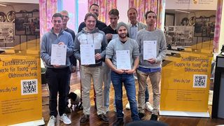 Ende November erhielten die ersten Absolventen des „Zertifikatslehrgang für Young- und Oldtimertechnik“ ihre Urkunden. (Bild: Bopp/Kern)