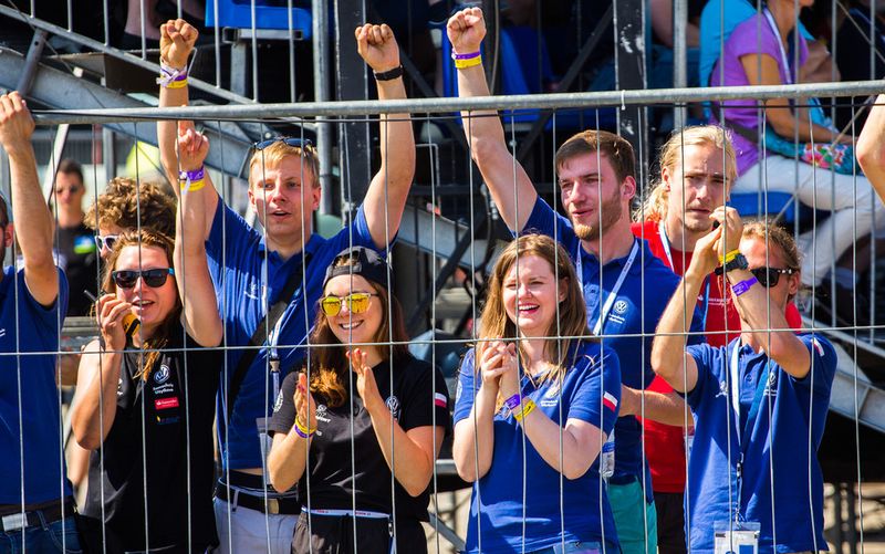 Bereits seit 10 Jahren kämpfen Studententeams aus aller Welt am Hockenheimring bei Formula Student Germany mit ihren selbstkonstruierten Rennboliden um den Sieg. (Formula Student Germany/ Botzkowski)