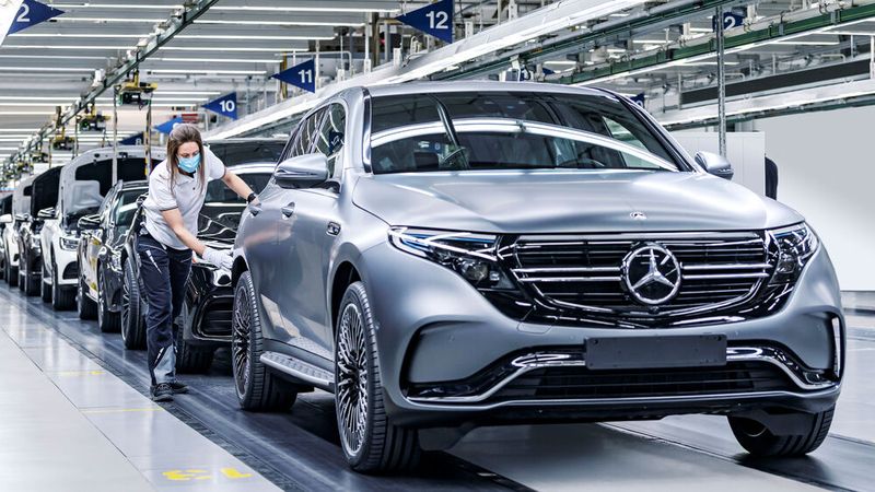Die Stimmung in der deutschen Autoindustrie hat sich im August im Vergleich zum Vormonat Juli deutlich verschlechtert, ergab eine Umfrage.