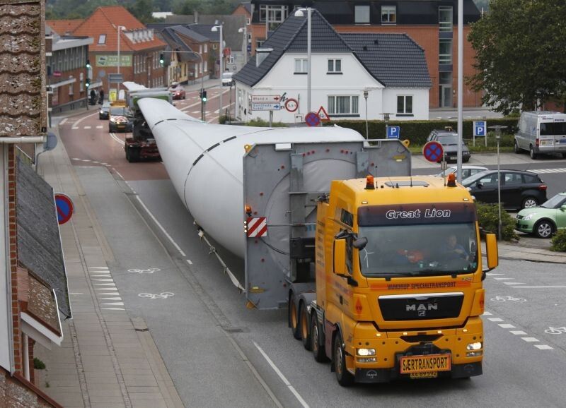 Der erste Prototyp der Weltrekord-Windturbine auf dem Weg durch Dänemark, bei Aufbau und Tests (Siemens)