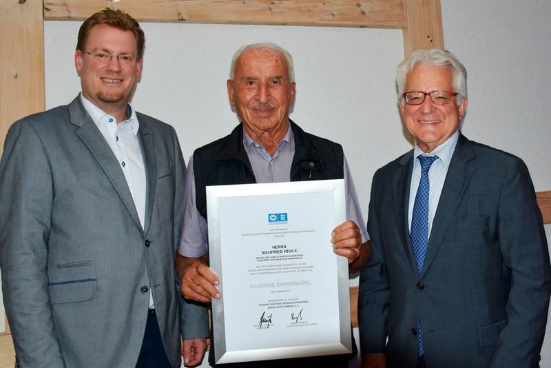 43 Jahre engagierte sich Siegfried Reule (Mitte) für die berufliche Bildung in der Kfz-Innung. Dafür erhielt er von Ehrenpräsident Harry Brambach (re.) und Hauptgeschäftsführer Carsten die Silberne Ehrennadel.  (Hotz)