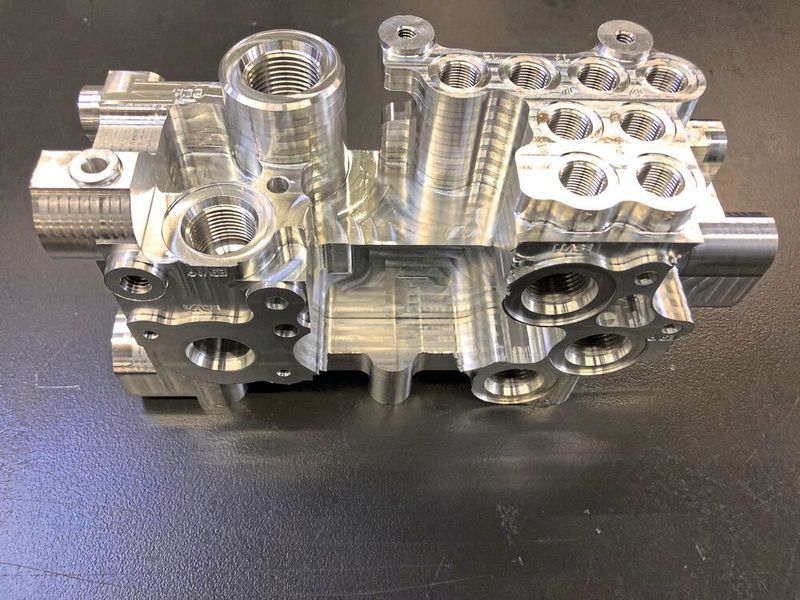 Ein individuell von Ekomat gefertigter Hydraulikblock. Deutlich zu erkennen sind die hauptsächlichen Bearbeitungsarten: Fräsen, Bohren, Gewinden. (Elkomat)