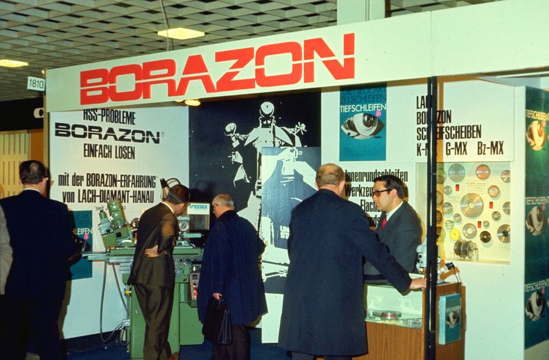 1969 sahen Messestände von Lach Diamant so aus und man präsentierte damals erstmals CBN-Schleifscheiben (kubisch kristallines Bornitrid) namens Borazon von General Electric....Zur EMO 2013 lädt das Unternehmen herzlich dazu ein, das heutige Programm kennen zu lernen. (Bild: Lach Diamant)