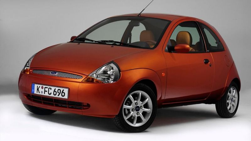 Der Name Ka hat seinen Ursprung in einem Bestandteil der altägyptischen Seelenvorstellung, wo Ka der Teil einer Seele war, der die Lebenskraft spendet. Noch heute ist im Ägyptischen Ka als Bezeichnung für die menschliche Seele üblich. Dies nahm Ford bei der Markteinführung zum Anlass, mit dem Slogan „Auto mit Seele“ für den auffälligen Wagen zu werben. (Bild: Ford AG)