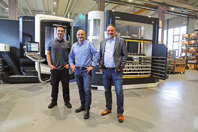 L’extension de la solution d'automatisation Titanium 180 à une autre machine-outil est déjà envisagée. Sur la photo de gauche à droite : Baton Kuqi (chef de production), Marcel Dietsche (PDG Stabro AG) et Michel Minikus (PDG Mikutec GmbH). (Matthias Böhm)