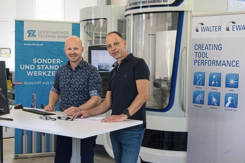 Zukunftsgerichtet investiert: Patrick Rohrauer (l.) und Stefan Laglstorfer, beide Gründer des Werkzeugschleifers RLZ Zerspanungstechnik GmbH in Steyr, sind von den Leistungen und Eigenschaften der CNC-Werkzeugschleifmaschine Helitronic Power 400 rundum überzeugt.  (Bild: Konrad Mücke / Walter)