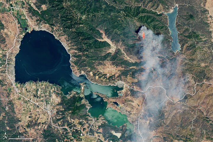 Das „Pawnee Fire“ im Spring Valley, Lake County – einer der verheerenden Waldbrände in Kalifornien, USA 2018. (Aufnahme vom 24. Juni 2018) (Bild: NASA Earth Observatory images by Joshua Stevens.)