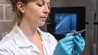 Siemens Berlin startete als Pionier mit dem 3D-Druck von kleinen Turbinenbauteilen aus Metall, um nun auch größere Objekte für den Einsatz im Brennerbereich anzugehen. (Siemens)