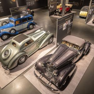 Im Vordergrund rechts der Horch 855 Spezialroadster von 1938, links daneben die Rekonstruktion des Horch 853 Coupé „Manuela“ von 1937.(Bild:  Stefan Warter/Audi AG)