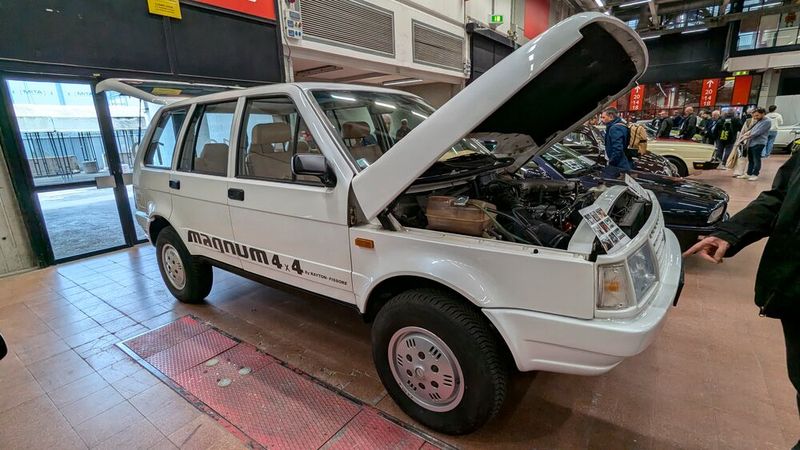 Der Magnum wurde von 1985 bis 2003 gebaut und wird gelegentlich als italienische Alternative zum Range Rover beschrieben. Initiator des Projekts war das Unternehmen Rayton Fissore, das den Wagen unter Einbindung zahlreicher Zulieferer bis 1992 baute und als Rayton Fissore Magnum 4x4 verkaufte. Einige andere Betriebe setzten die Fertigung danach bis 2003 fort. Alle Versionen zusammengenommen, entstanden in 18 Jahren etwa 6.000 Fahrzeuge.  (Bild: Dominsky)