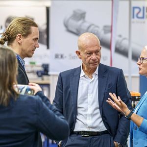 Sandra Schiller, Head of Sub-BU Process Automation erklärt Dominik Stephan links (Redakteur PROCESS) die Vorzüge von Kunststoff in der Prozessautomatisierung der Chemieindustrie(Bild:  GF Piping Systems)