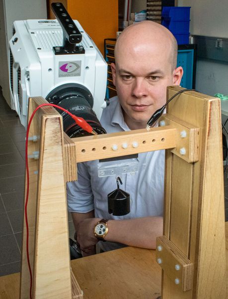Versuchsaufbau mit Dr. Philipp Rothemund, Postdoctoral Researcher, MPI-IS Stuttgart: „In der Grundlagenforschung stößt man ständig auf neue Fragen, Aspekte und Anforderungen. Dementsprechend muss die Ultra Highspeed-Kamera für unsere Analysen einen sehr hohen Leistungsumfang und eine große Funktionsbreite bieten.“  (Bild: KW_MPI-IS)