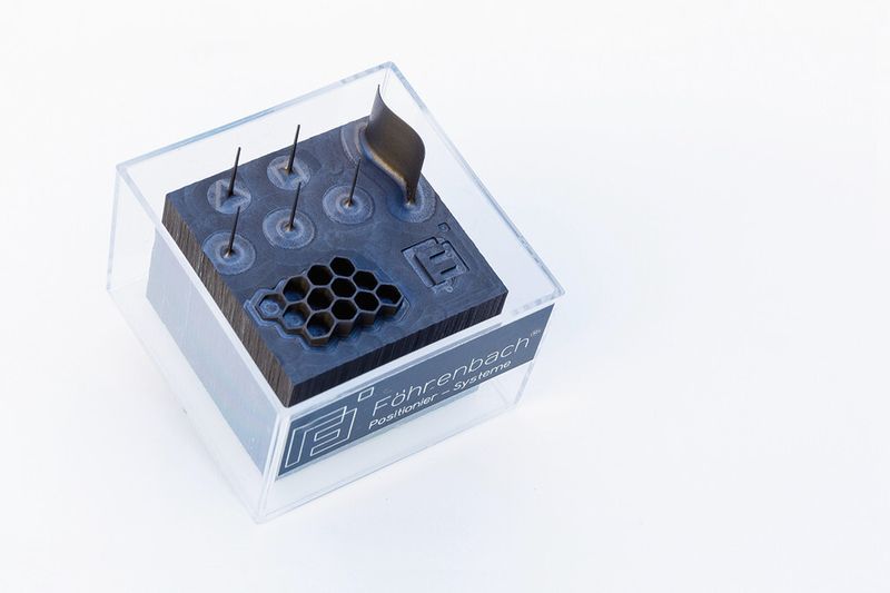 Grafit ist ein leicht zu zerspanendes Material. Doch Zerspanen des Materials führt zu funktionsbeeinträchtigenden Verschmutzungen. (Föhrenbach)