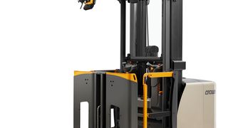 Die Crown-Staplerserie SP 1500 hat man ganz nach Bedarf sozusagen um den Fahrer herum konstruiert, damit auch die Ergonomie stimmt. Der Hersteller verweist außerdem auf die bisher einzigartige Geschwindigkeit von 12 Kilometern pro Stunde. (Bild: Crown)