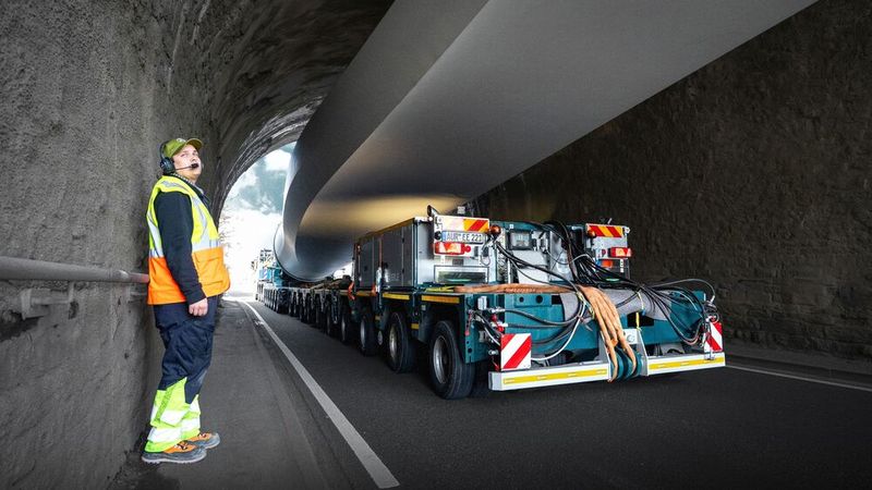 Beim Durchfahren von Unterführungen und Engstellen ist exakte Abstimmung zwischen allen Teammitgliedern entscheidend. (Bild: TII-Group)