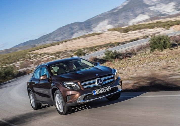Der neue GLA komplettiert ab März das umfangreiche SUV-Angebot von Mercedes Benz. Die Preise beginnen ab 29.304 Euro (inkl. 19% MwSt.) für den GLA 200 mit 4-Zylinder-Ottomotor und 6-Gang-Schaltgetriebe. (Foto: Daimler)