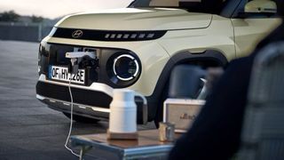 Kaum eine aktuelle Neuerscheinung verzichtet heute mehr auf diese bidirektionale Lademöglichkeit, selbst elektrische Kleinstwagenmodelle wie der Hyundai Inster beherrschen die Technik. (Bild: Hyundai)