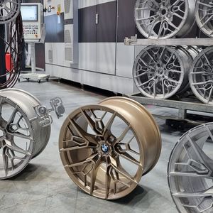 Filigran und ressourcenschonend: Pkw-Aluräder von Entec-Stracon sind leichter und stabiler als herkömmliche, individuell im Design und bestehen aus 100 Prozent Recycling-Material. Durch die prozessbegleitende Qualitätskontrolle mittels hunderter Sensoren entsteht kein Ausschuss.(Bild:   Entec-Stracon)