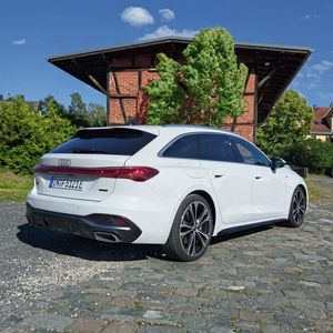 Vor allem das Heck des Audi A5 Avant kommt progressiver gestaltet, als bei seinen Vorgängern. Auffällig ist hier die hervortretende Lichtleiste. (Bild: Sven Prawitz/Vogel Communications Group)