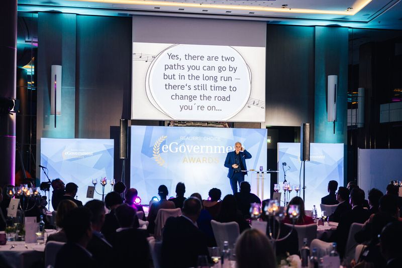 Diese Einlage samt der präsentierten Liedzeilen, die rückwärts abgespielt scheinbar geheime Nachrichten enthalten, …  (Bild: © Offenblende/Christoph Wehrer )