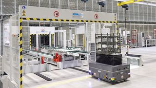 An vier Materialübergabestationen liefern mobile Roboter die produzierten Zahnräder und Wellen aus der Fertigung an. Diese werden im Logistikmodul von SEW Eurodrive zwischengelagert und anschließend in speziellen Öfen gehärtet. (Bild: Leuze)