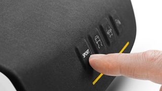 Ein Fingerdruck reicht: Die Funktionen im automobilen Innenraum werden erst bei Berührung der Oberfläche sichtbar. (Continental)