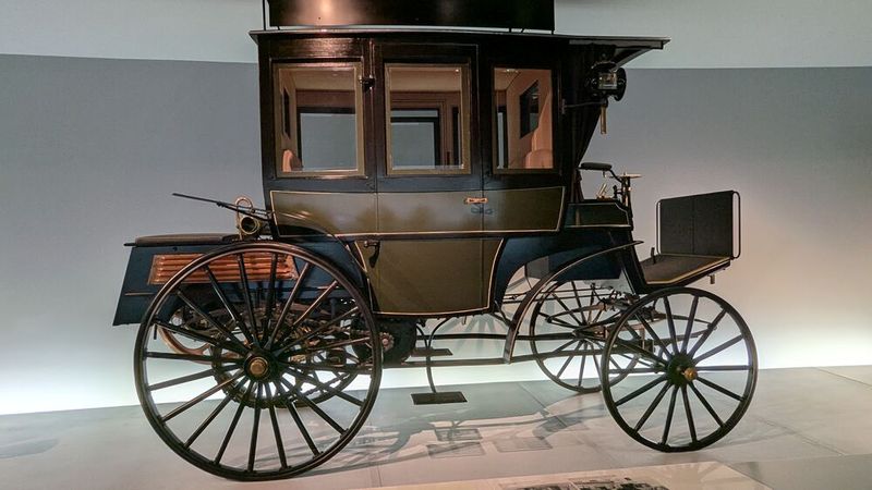 Der Benz Omnibus (1895) war der erste verbrennungsmotorbetriebene Omnibus der Welt. Er wurde von der Benz & Cie. des Automobilpioniers Carl Benz gebaut und hatte acht Sitzplätze, den Fahrerplatz eingeschlossen. Der geschlossene Kutschenwagen, bei dem sich der Fahrersitz über der Vorderachse befand, war eine Weiterentwicklung des Benz-Patent-Motorwagens Victoria von 1894 mit einem geschlossenen sechssitzigem Aufbau. Wie bei einem Landauer saßen sich die Passagiere in zwei Reihen gegenüber. Der siebte Fahrgast saß draußen neben dem Fahrer. Der 5-PS-Motor mit 2650 cm³ Hubraum (Bohrung/Hub: 150 × 150 mm) war liegend im Heck eingebaut und übertrug die Kraft über ein Zweigang-Riemengetriebe und Kette an die Hinterachse. Die Höchstgeschwindigkeit des mit Vollgummi-Reifen ausgerüsteten Busses lag bei 20 km/h (Bild: Dominsky – VCG)