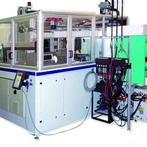 Bild 1: Automatisches Be- und Entladen spritztechnisch hergestellter Hartmetallteile.