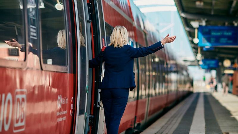 Dass die Kapazitätsgrenze erreicht ist, zeigt sich für die Fahrgäste nicht zuletzt an den vielen unpünktlichen Zügen im Fernverkehr.(Bild:  Deutsche Bahn AG / Dominic Dupont)