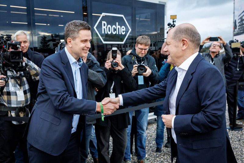 Grundsteinlegung: Dr. Thomas Schinecker, CEO der Roche-Gruppe, heißt Bundeskanzler Olaf Scholz zur Grundsteinlegung des neuen Diagnostik-Produktionszentrums in Penzberg willkommen. (Bild: Daniel Karmann)