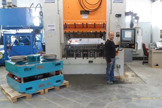 Bei Egro steht die einzige hydromechanische Ziehpresse der Schweiz, die mit bis zu 1000 Tonnen Kraft arbeitet.(Bild:  R. Ackermann)