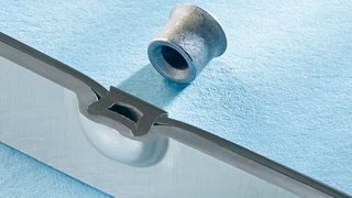 Der neue Rivset HDX erfüllt die Anforderung mit den bekannten Setzkraftgrenzen des Setzgerätes, Mischverbindungen von ultrahochfesten Stählen mit duktileren Werkstoffen zu fügen. (Bild: Böllhoff)