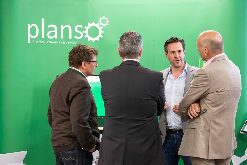 Werkstätten, die mit der Software von Planso arbeiten, können ihre bunten Mappen mit den handgeschriebenen Aufträgen verschließen. Die digitale Werkstattplanung für Karosserie- und Lackbetriebe sorgt nach Aussagen von Planso-Geschäftsführer Stephan Helbig für eine höhere Auslastung und weniger Stress.     (Stefan Bausewein)
