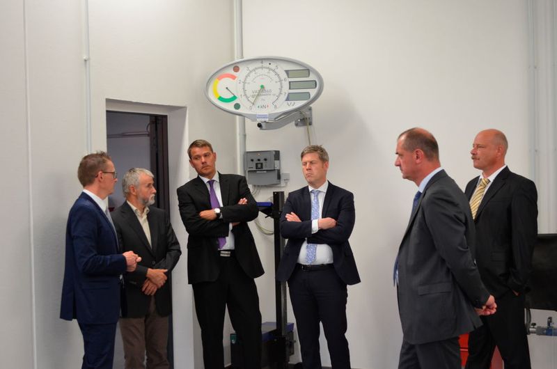 Jochen Schandert nutzte die Abendveranstaltung, um Skoda-Mitarbeitern und Händlerkollegen das Konzept des Hauses zu erläutern, etwa den Raum, in dem die Fahrerassistenzsysteme nach einem Unfall wieder exakt kalibriert werden können. (Bild: Grimm/»kfz-betrieb«)