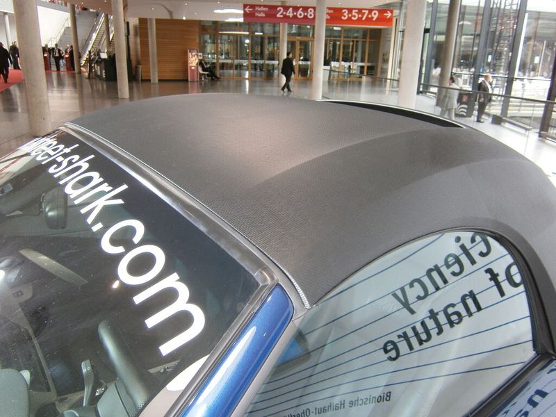 Gleich im Foyer zu den Messehallen gab es geballte Faserverbundtechnik in vielen Anwendungsfacetten zu bewundern... (Bild: Königsreuther)